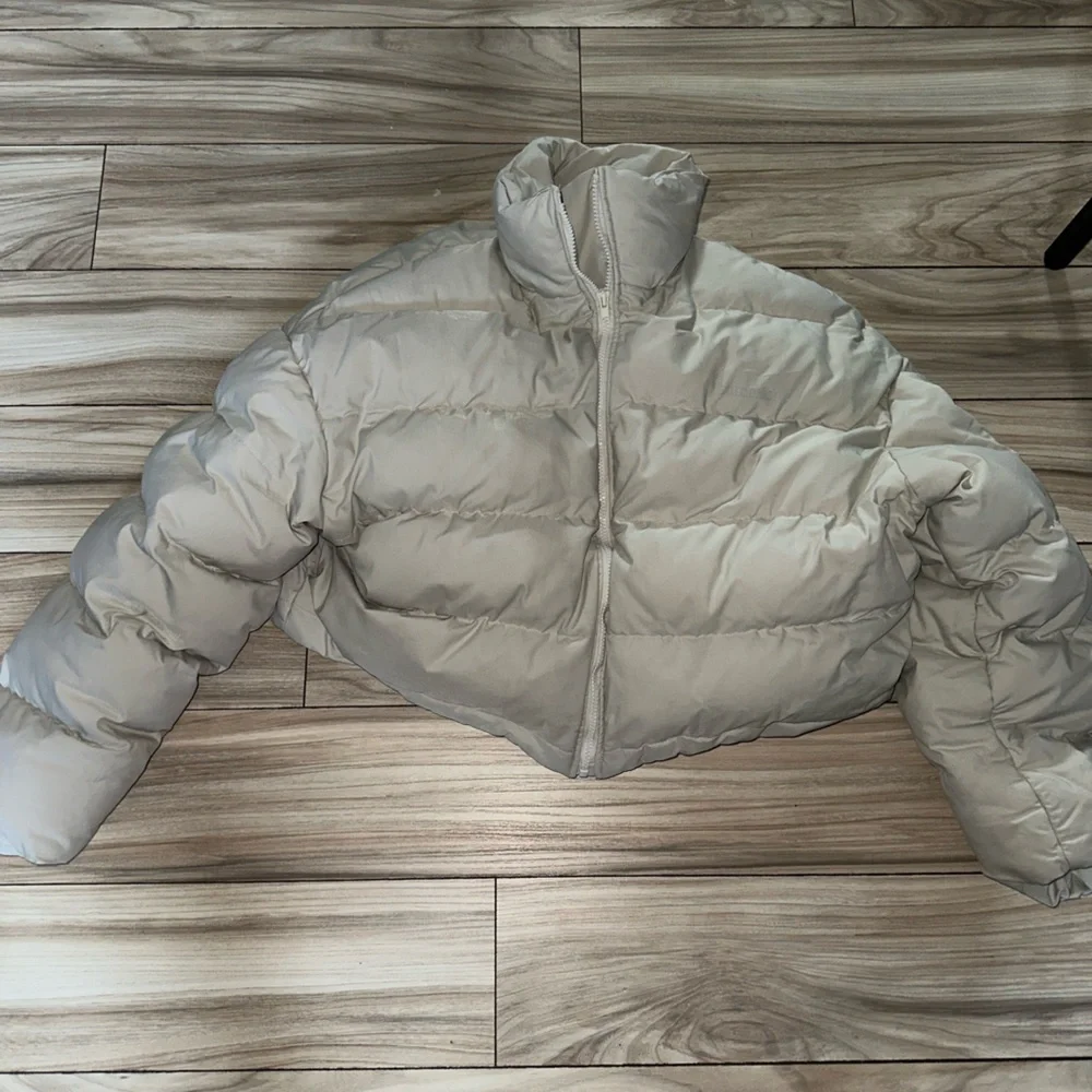HOUSE OF CB "HERO" IVORY OVERSIZED C SHAPE PUFFER JACKET IN LARGE - Picture 2 of 5
